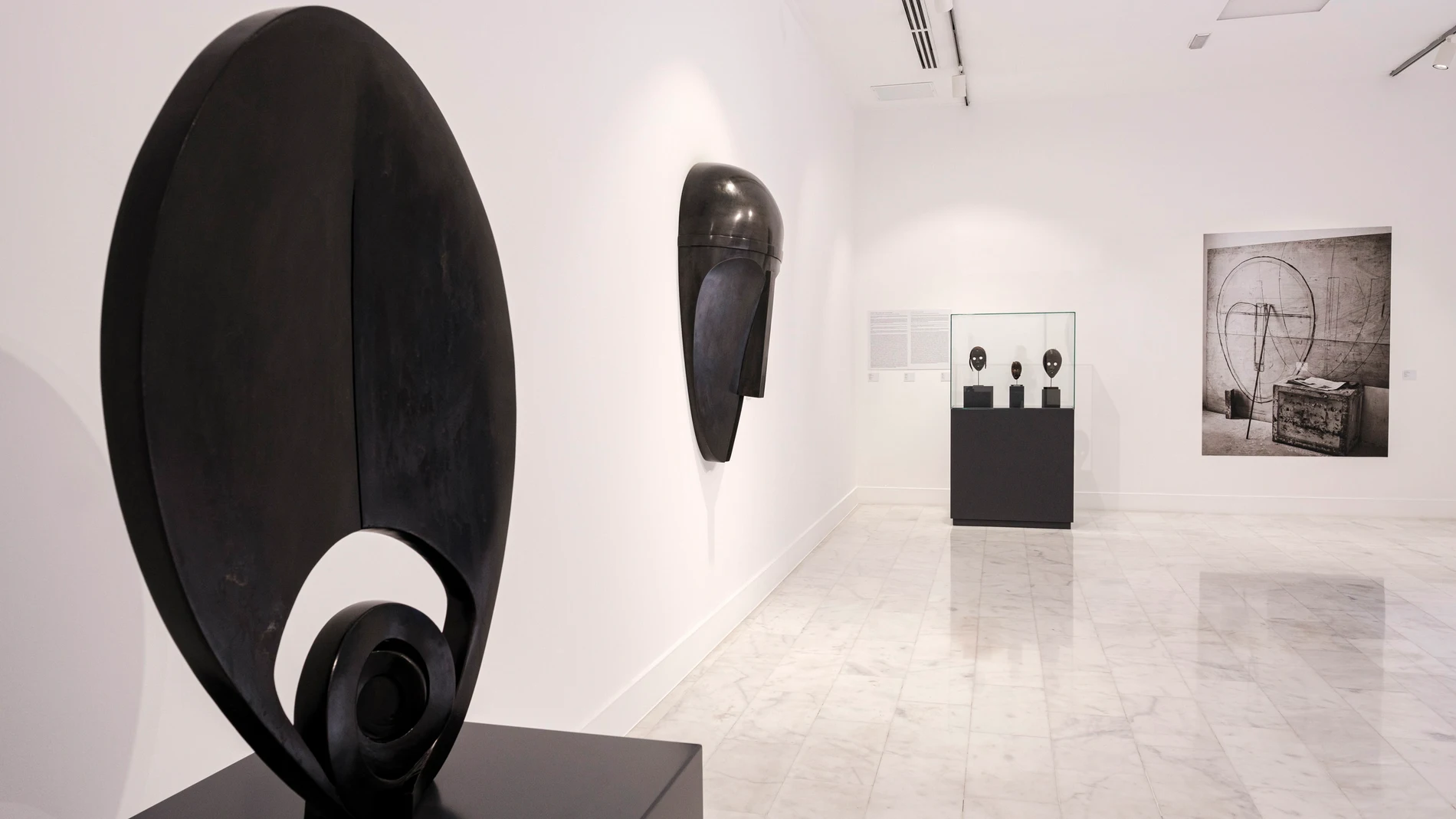 Exposición de piezas de Martín Chirino inspiradas en el pasado aborigen de Canarias y en motivos africanos
