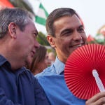 El presidente del Gobierno de España, Pedro Sánchez, (d) con un abanico para combatí el calor, junto a Espadas. Joaquín Corchero / Europa Press