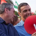 El presidente del Gobierno de España, Pedro Sánchez, (d) con un abanico para combatí el calor, junto a Espadas. Joaquín Corchero / Europa Press