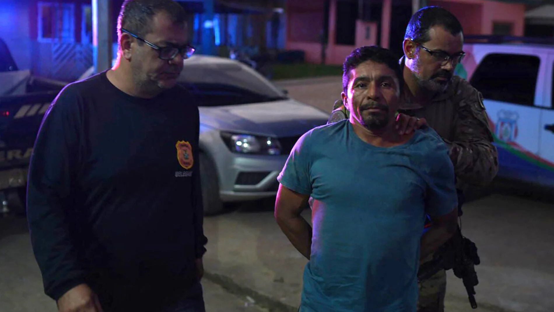 Oseney da Costa de Oliveira, 41, centro, escoltado por la Policía Federal en el estado del Amazonas tras confesar su asesinato