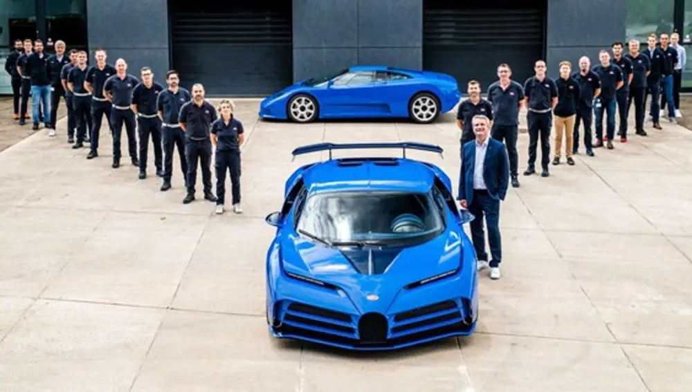 Bugatti junto al nuevo modelo.