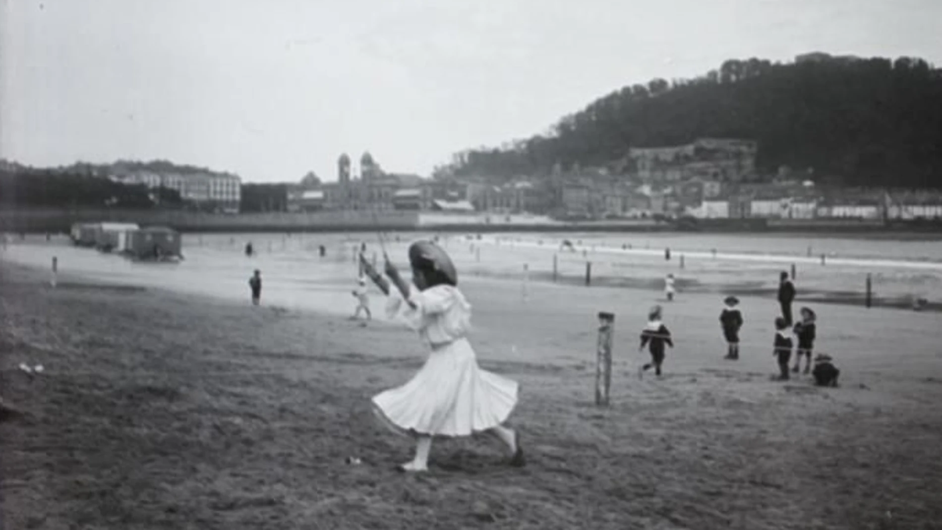 Una niña juega en la playa de la Concha, 1873