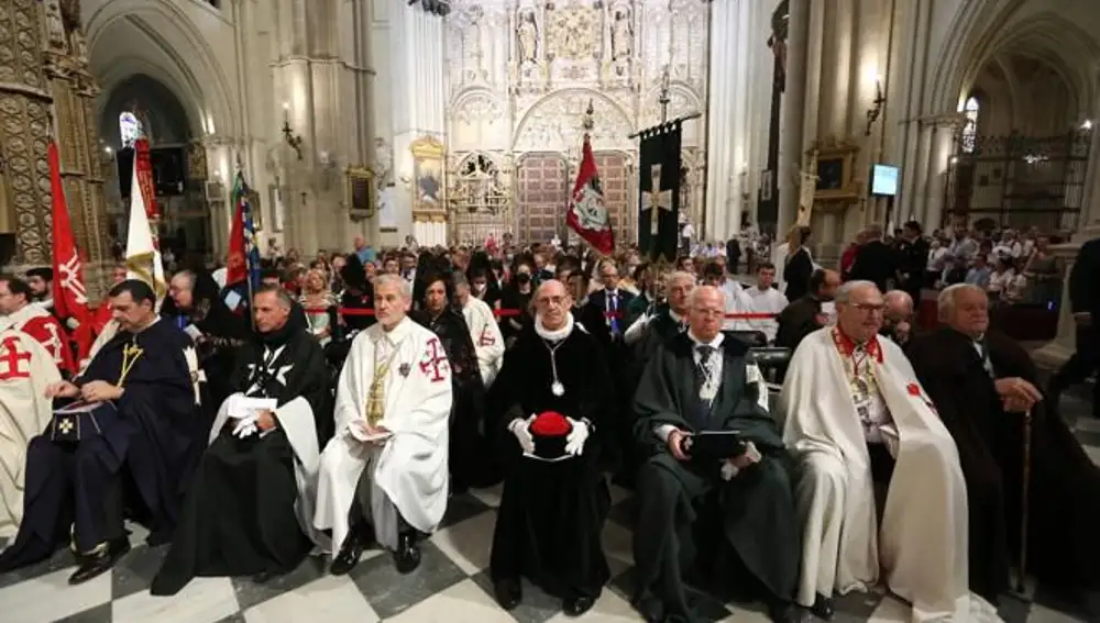 Los caballeros Cubicularios participan en el desfile procesional del Corpus en Toledo