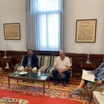 La presidenta de la Diputación, Ángeles Armisén, acompañada del diputado de la zona, Adolfo Palacios, junto con el alcalde de Báscones de Ojeda, José María Bravo
