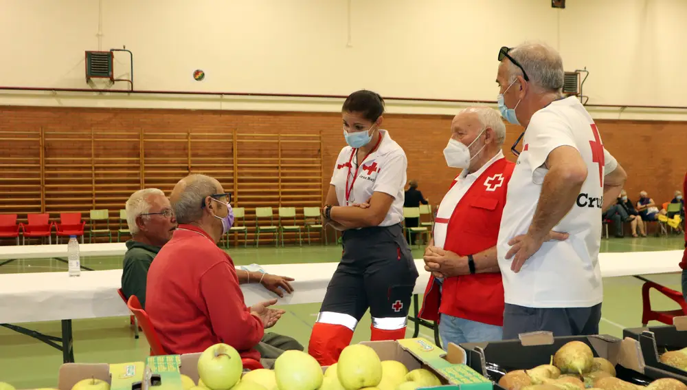 Vecinos de Ferreras de Abajo, Ferreras de Arriba y Villardeciervos (Zamora), pasan la primera noche en el polideportivo de Benavente tras ser evacuados de sus localidades por la cercanía del incendio de la Sierra de la Culebra