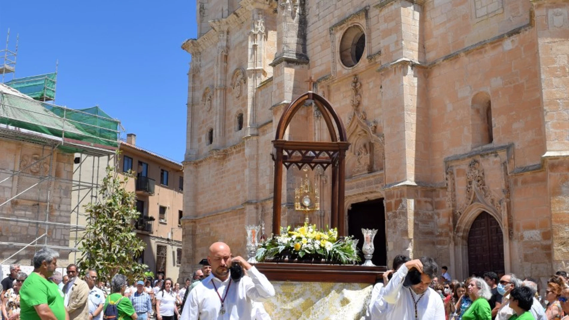 Torrelaguna engalanó ayer sus calles con espectaculares altares y alfombras florales