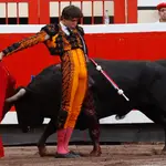 BILBAO, 19/06/2022.- El diestro peruano Roca Rey durante su faena en la corrida mixta celebrada hoy domingo en la plaza de toros de Vista Alegre, en Bilbao. EFE/Miguel Toña.