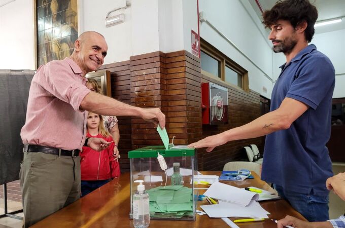 El alcalde de Sevilla, Antonio Muñoz, vota en un colegio electoral de la ciudad