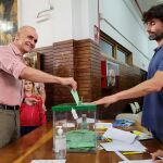 El alcalde de Sevilla, Antonio Muñoz, vota en un colegio electoral de la ciudad