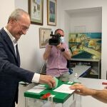 El alcalde de Málaga, Francisco de la Torre, vota el 19J. PP