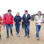 El presidente de la Junta de Castilla y León, Alfonso Fernández Mañueco y la delegada del gobierno en CyL, Virginia Barcones, visitan el incendio en la sierra de la Culebra, en Sarracín (Zamora)