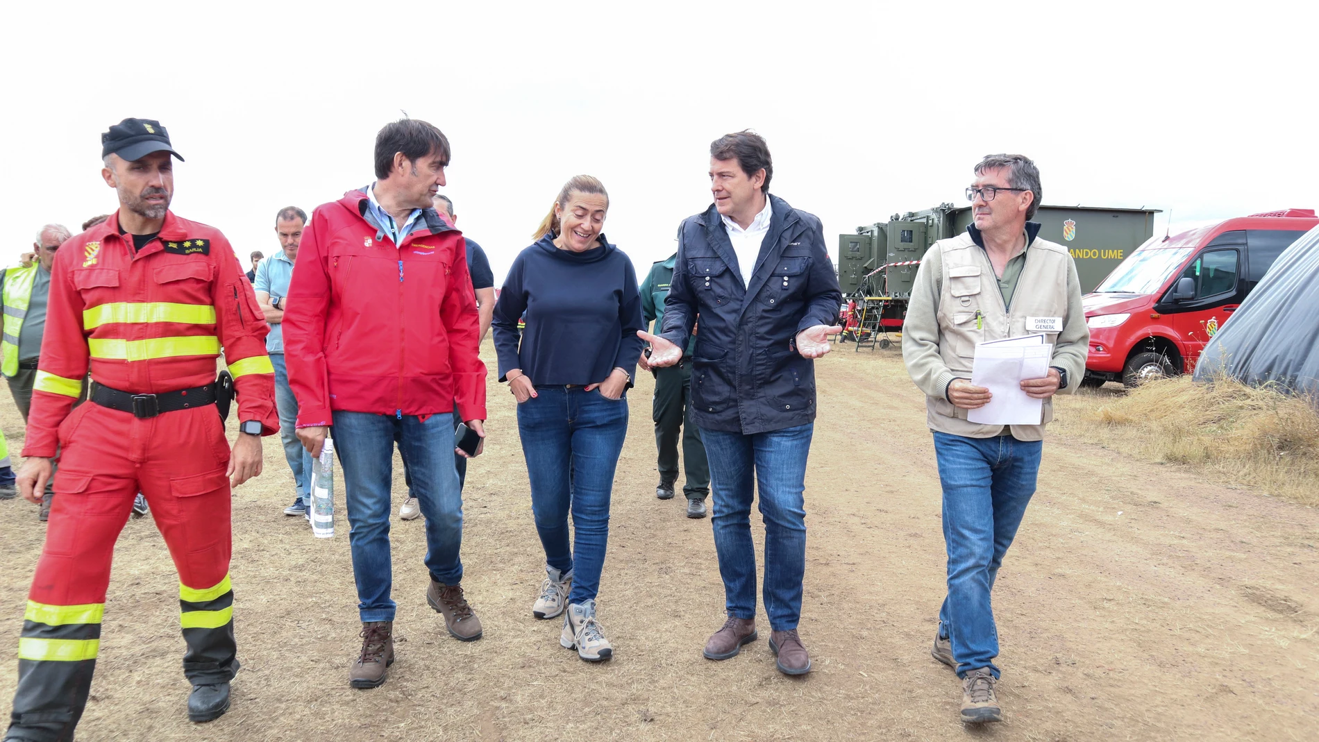 El presidente de la Junta de Castilla y León, Alfonso Fernández Mañueco y la delegada del gobierno en CyL, Virginia Barcones, visitan el incendio en la sierra de la Culebra, en Sarracín (Zamora)