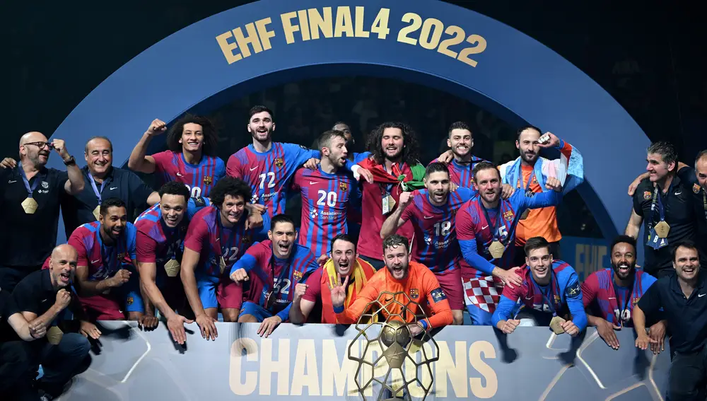 Los jugadores del Barcelona posan con el trofeo de campeones de Europa