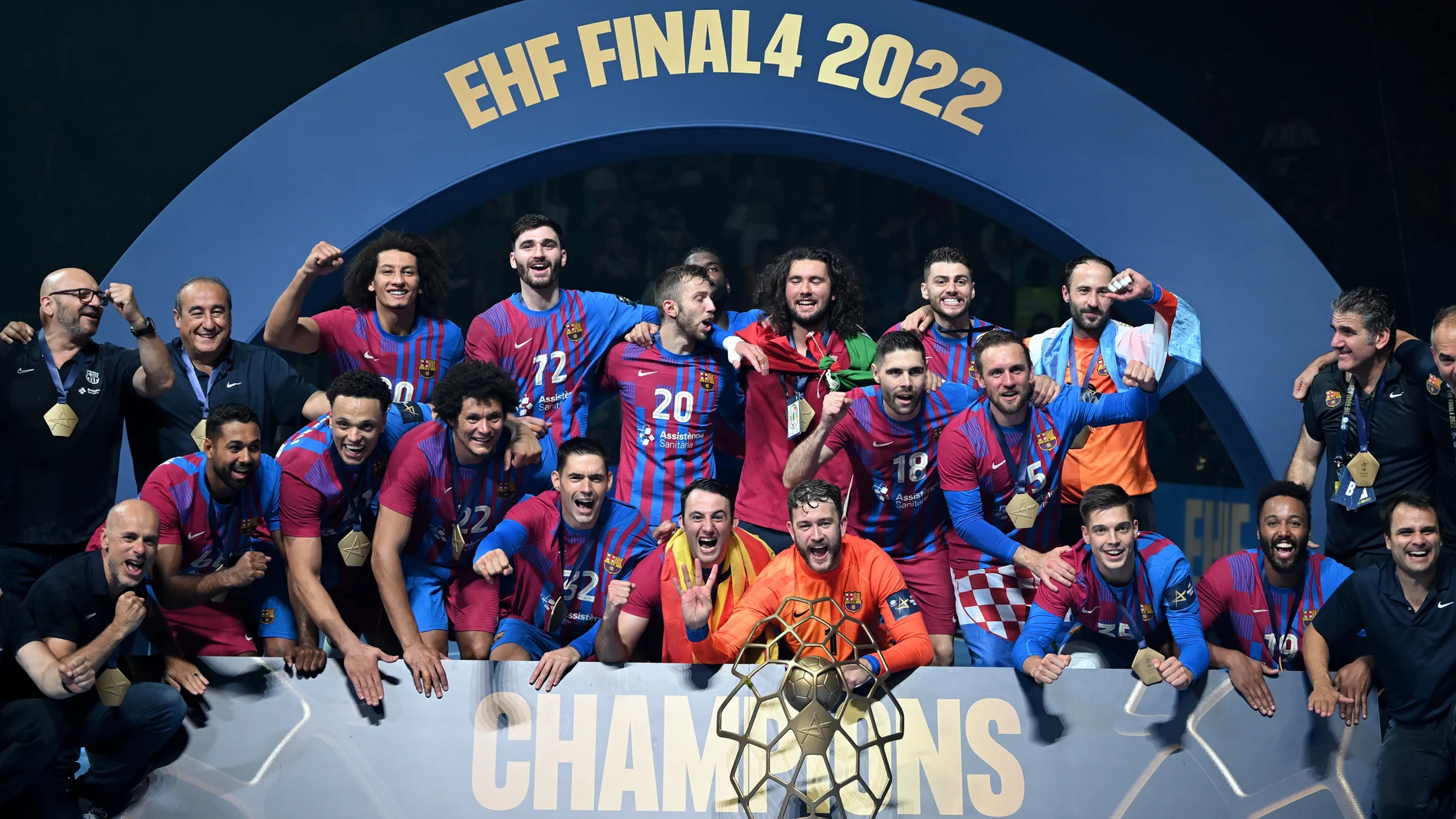 Los jugadores del Barcelona posan con el trofeo de campeones de Europa