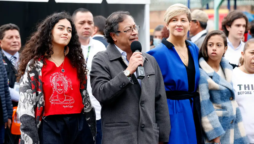 El candidato presidencial colombiano Gustavo Petro, flanqueado por su esposa Verónica Alcocer (d) y su hija Sofía Petro