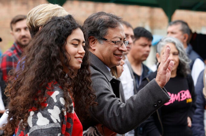 El candidato presidencial colombiano Gustavo Petro, acompañado por su hija Sofía Petro
