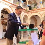 El ministro de Agricultura, Alimentación y Pesca, Luis Planas, ejerce su derecho al voto