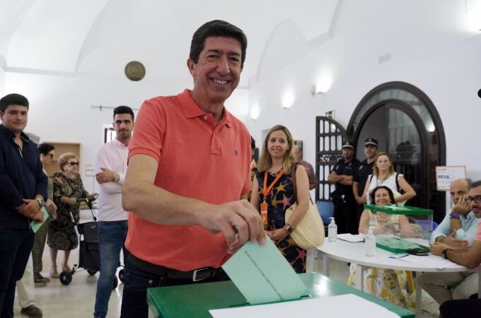 El candidato de Cs, Juan Marín, ejerciendo su derecho al voto