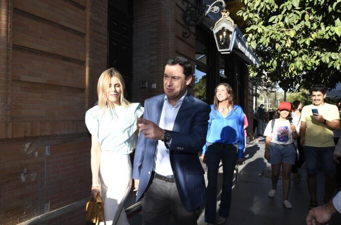 El candidato popular, Juanma Moreno, llega a la sede del PP andaluz junto a su esposa