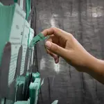 Una persona elige una papeleta en un colegio electoral
