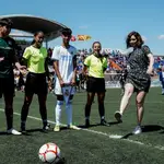 Ayuso recibe el galardón del VI Torneo de Fútbol Cadete Vicente del Bosque en reconocimiento a su apoyo al deporte