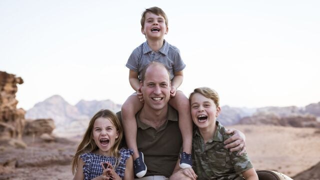 El príncipe William, junto a sus tres hijos (Kensington Palace via AP)