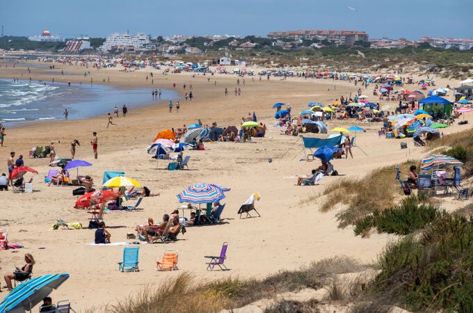 Miles de onubenses acuden a las playas de Punta Umbría (Huelva). EFE/Julián Pérez