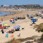 Miles de onubenses acuden a las playas de Punta Umbría (Huelva). EFE/Julián Pérez