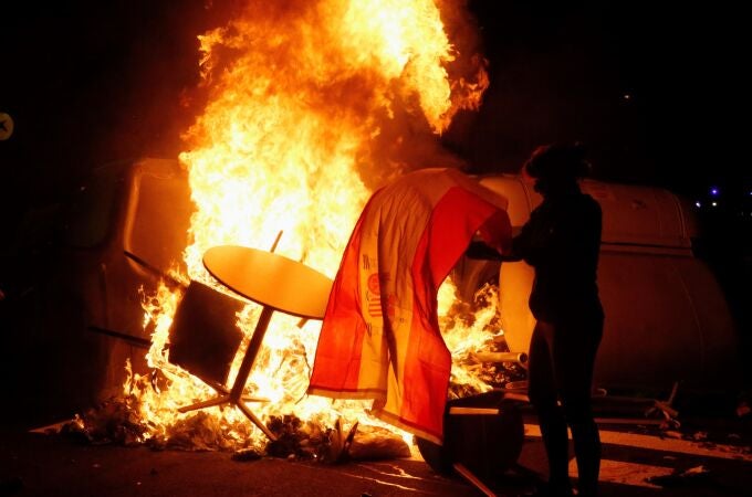 Un manifestante quema una bandera de España durante los altercados tras la concentración convocada por los CDR bajo el lema "Olimpiada Republicana", este jueves en Barcelona.