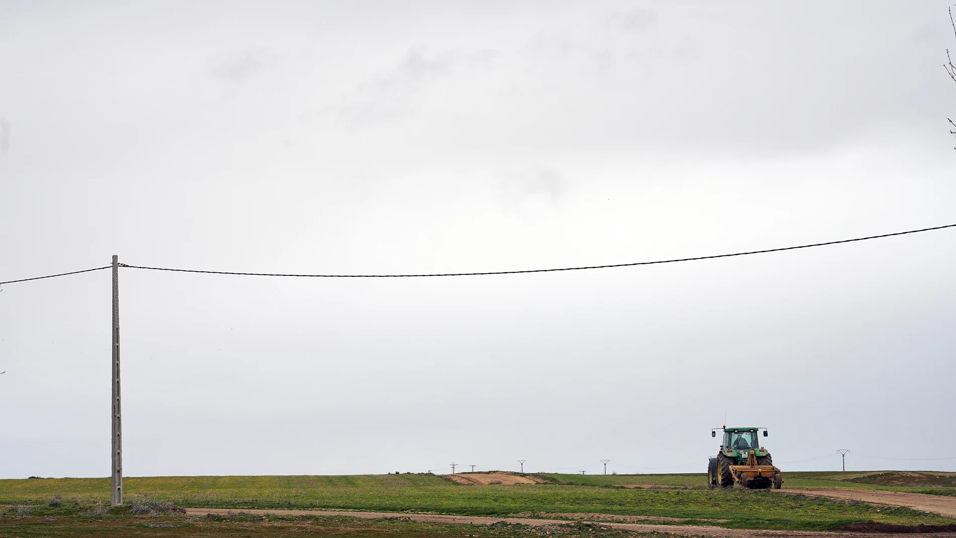 Un tractor avanza por un camino de la localidad abulense de Moraleja de Matacabras