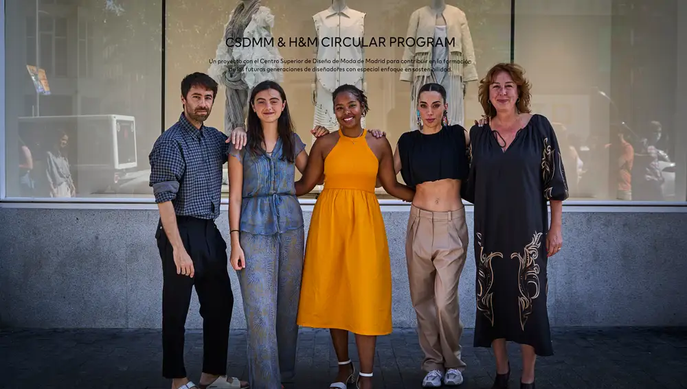 Juan Vidal, Blanca Gutiérrez, Dior Cámara, Laura González y Nuria Ramírez junto a los diseños expuestos en la tienda que tiene la marca sueca en la Gran Vía