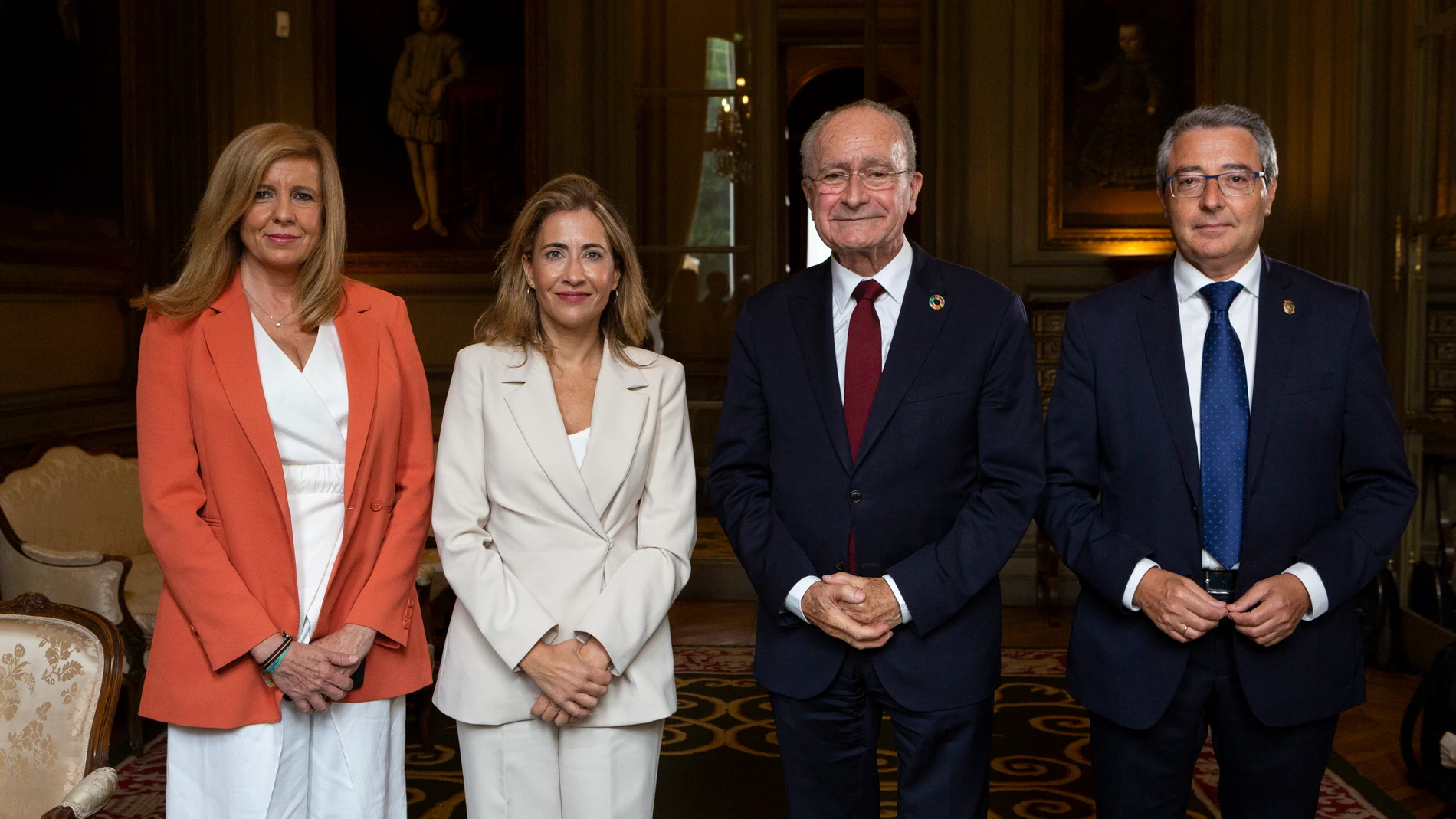 (De izq a der) La directora general de Andalucía Global, Rosario Alarcón; la ministra de Transportes, Raquel Sánchez;) el alcalde de Málaga, Francisco de la Torre, y el presidente de la Diputación Provincial, Francisco Salado, posan en la Embajada de España en París, este lunes, en el marco de la presentación de la candidatura de Málaga para organizar la Exposición Internacional de 2027. EFE/Fernando Pérez