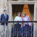 Las reinas Sofía de España y Silvia de Suecia (c) han recorrido este lunes las calles del centro histórico de Salamanca