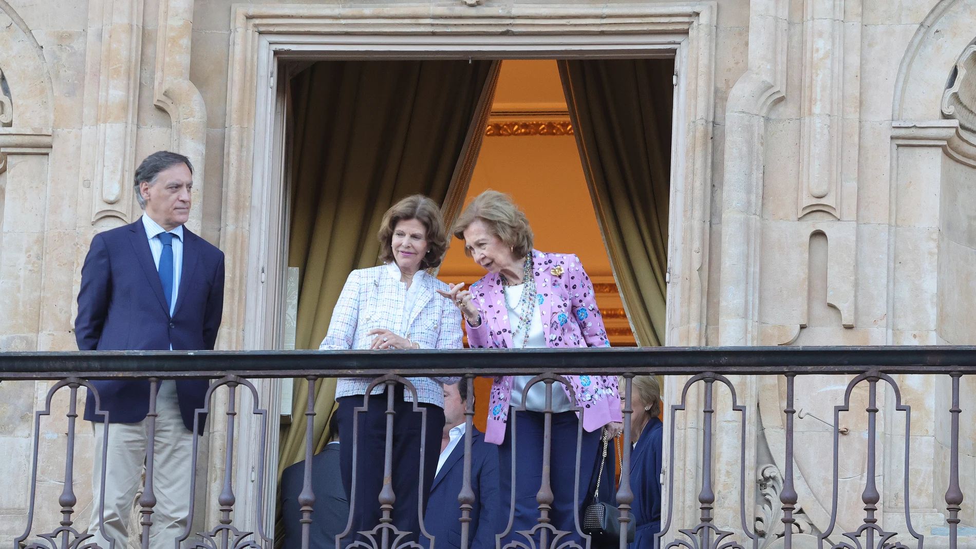 Las reinas Sofía de España y Silvia de Suecia (c) han recorrido este lunes las calles del centro histórico de Salamanca