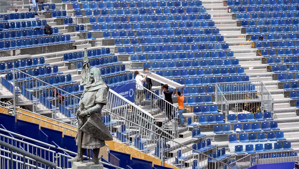 Estatura del Conde Ansúrez preside las gradas del estadio móvil que alberga el torneo de pádel en Valladolid