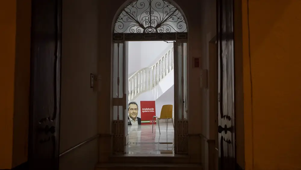 La sede del PSOE en Cádiz durante la noche electoral del domingo