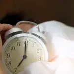Hombre apagando el despertador
