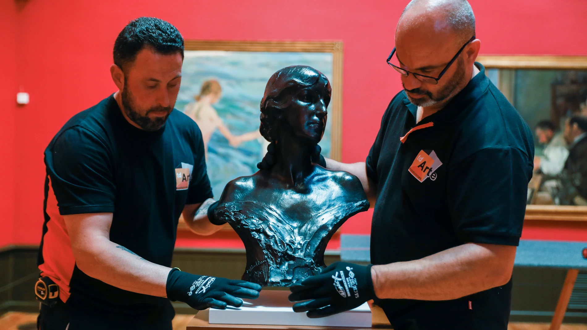 Operarios colocan una de las obras que forman parte de la muestra ‘Sorolla y Benlliure. Una amistad, dos artistas’ expuesta en el Museo Sorolla de Madrid desde el 20 de junio al 2 de octubre.