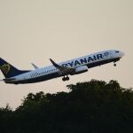 Un avión de Ryanair en pleno despegue