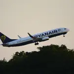 Un avión de Ryanair en pleno despegue