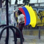 Simpatizantes del presidente electo de Colombia, Gustavo Petro, celebran tras los resultados de las elecciones presidenciales hoy, en Bogotá