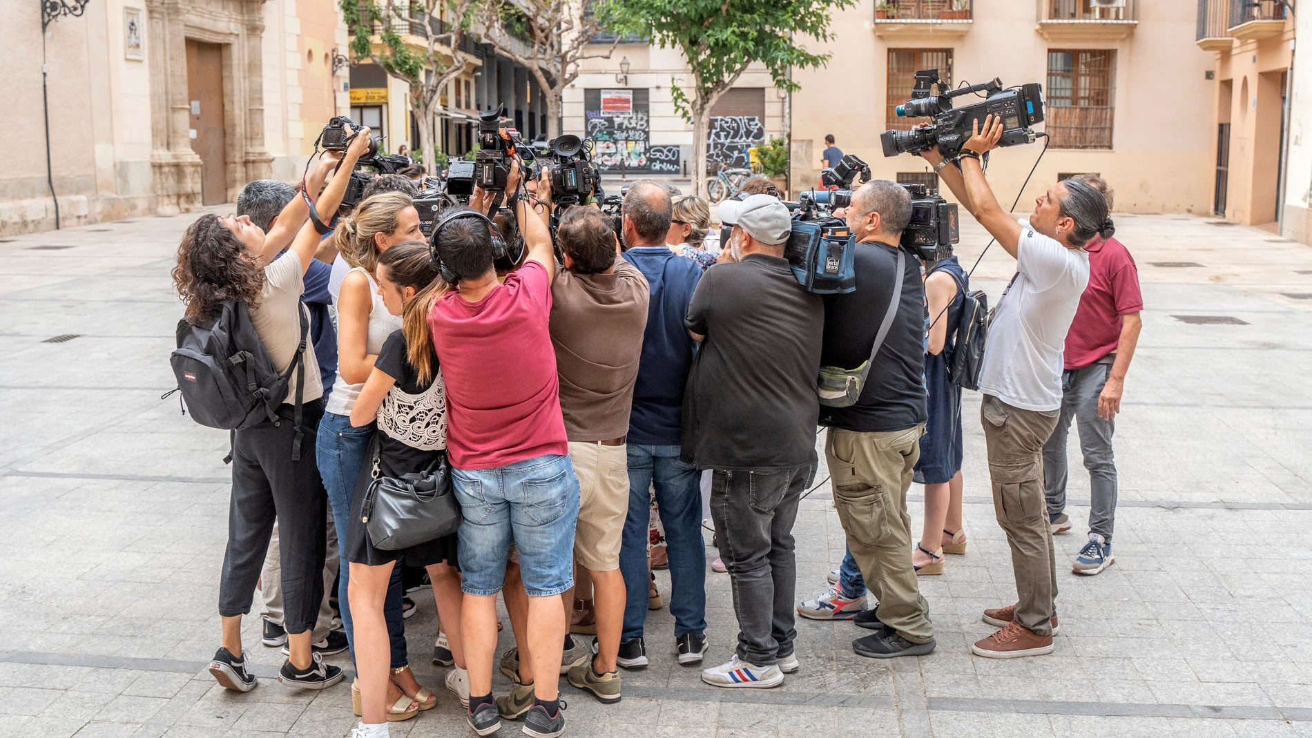Un grupo de periodistas a la llegada del presidente de las Cortes valencianas, a la reunión de la Ejecutiva de Compromís del martes