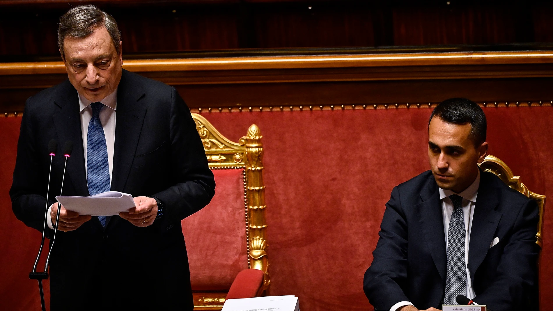 Mario Draghi, a la izquierdam junto con Luigi di Maio, a la derecha