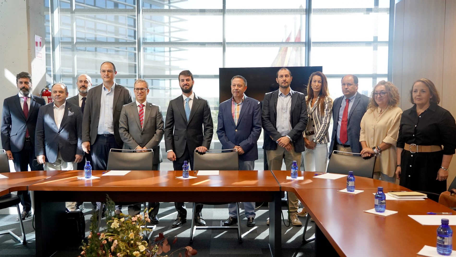 El vicepresidente de la Junta de Castilla y León, Juan García-Gallardo, se reúne con los representantes de la Confederación Empresarial de Comercio de Castilla y León (Conferco)