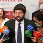 Fernando López Miras atiende a los periodistas