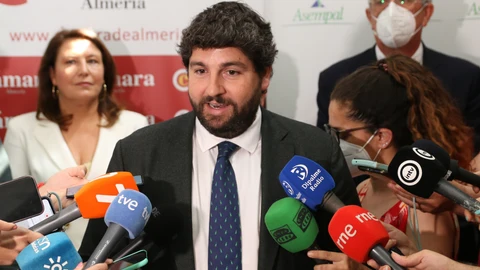 Fernando López Miras atiende a los periodistas