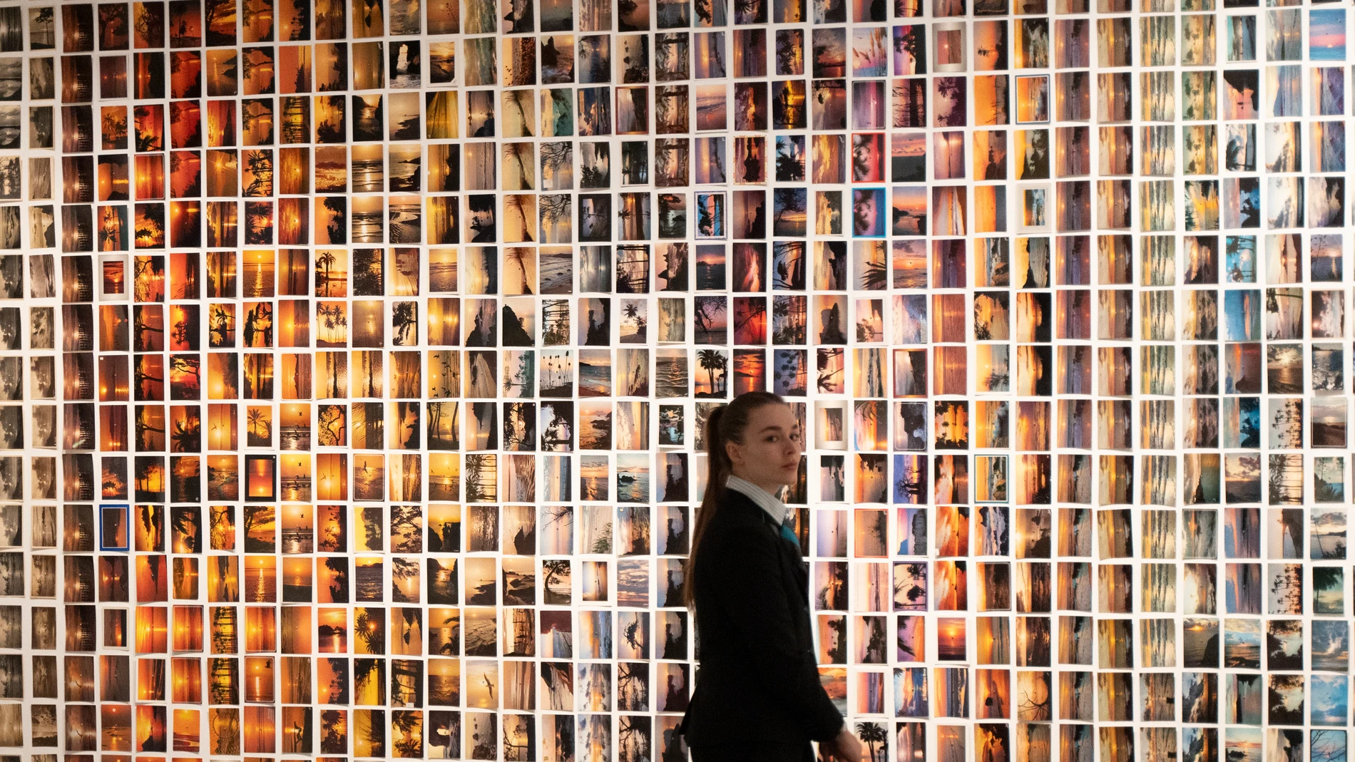 Una mujer en una de las tres exposiciones de CaixaForum València, en el Àgora de la Ciudad de las Artes y las Ciencias