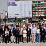 Foto de grupo ante la lona desplegada en la Marina de Valencia