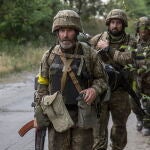 Soldados ucranianos se dirigen a una posición en Severodonetsk, en el este de Ucrania
