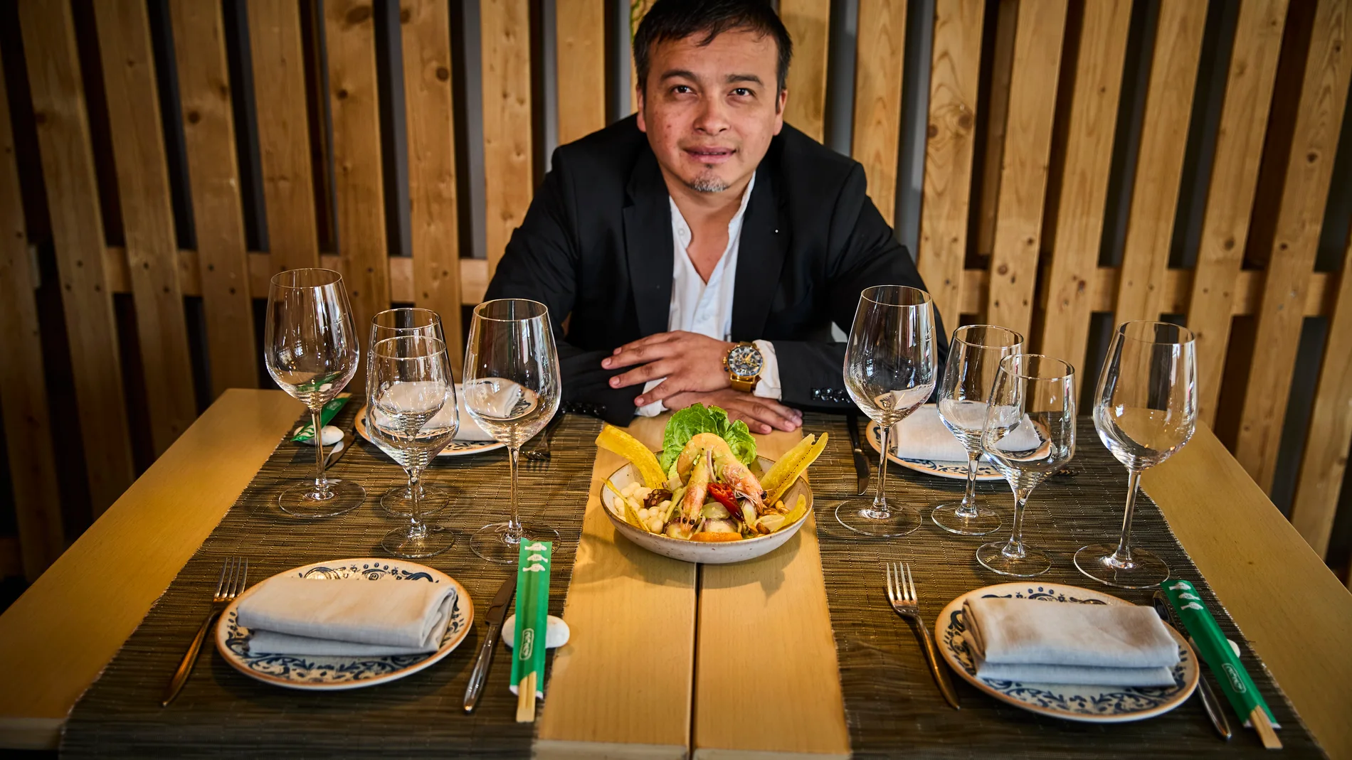 Carlos Pérez, Chef del restaurante Oceanika nos muestra su ceviche como plato estrella.